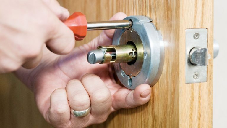 Selecting A Reliable Emergency Locksmith In Your Town